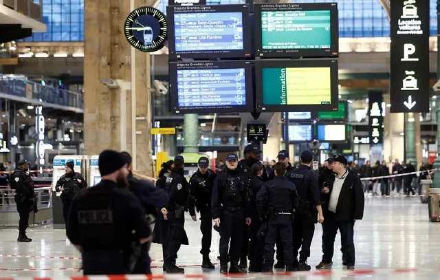 Policial e passageiros ficam feridos durante ataque a faca em Paris