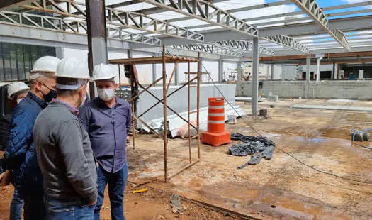 Prefeito Tite Campanella vistoria obras do Atende Fácil Saúde