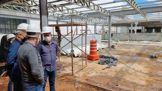 Prefeito Tite Campanella vistoria obras do Atende Fácil Saúde