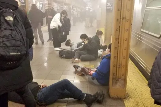 Pessoas são baleadas em estação de metrô no Brooklyn, em Nova York