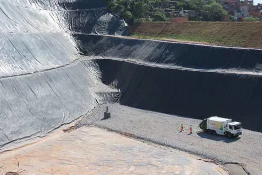 Semasa amplia área para disposição de resíduos no Aterro Sanitário