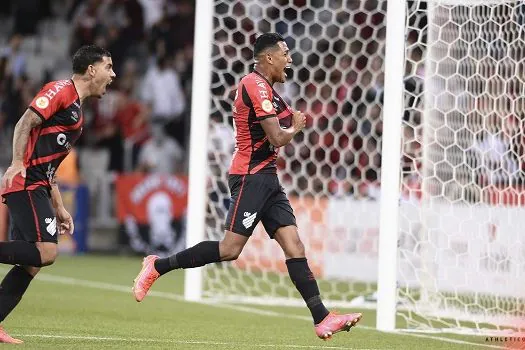 Athletico-PR derrota Cuiabá na Arena da Baixada e se afasta do Z4