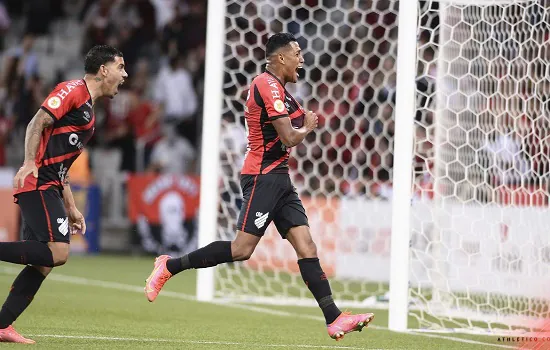 Athletico-PR derrota Cuiabá na Arena da Baixada e se afasta do Z4