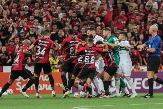 Athletico-PR e Coritiba disputam o clássico em situações opostas no Brasileirão