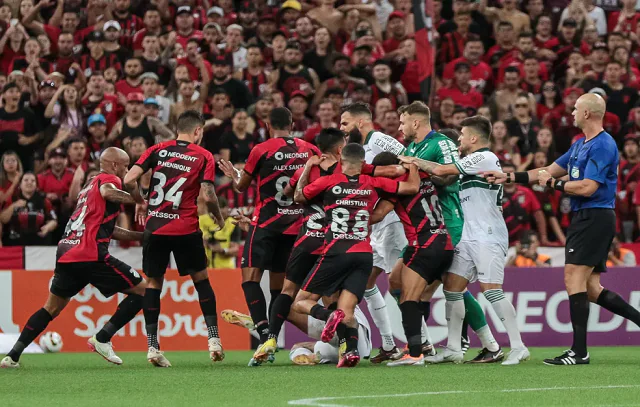 Athletico-PR e Coritiba disputam o clássico em situações opostas no Brasileirão