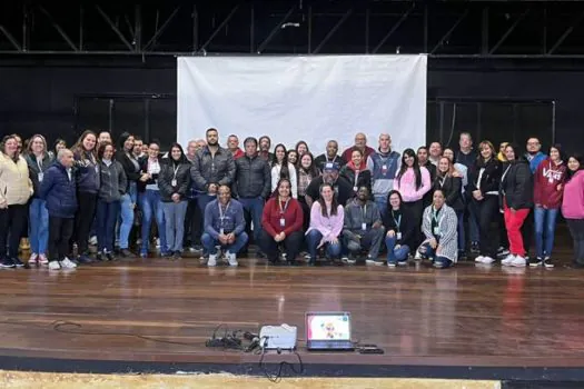 Motoristas e monitores escolares participam de palestra sobre autismo na escola