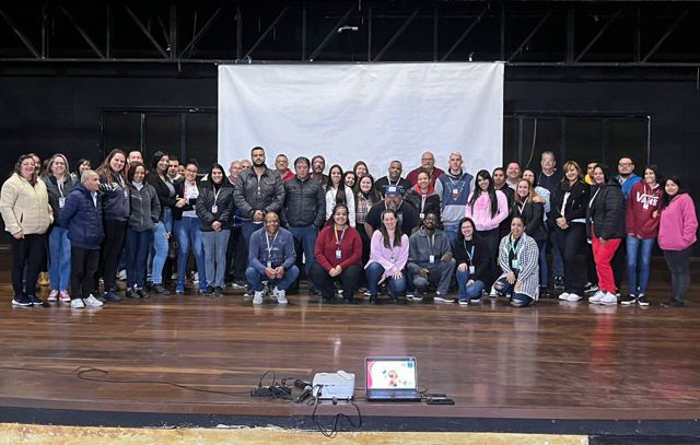 Motoristas e monitores escolares participam de palestra sobre autismo na escola