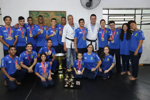 Atletas de karatê e judô de Santo André recebem homenagem