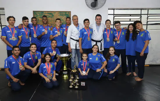 Atletas de karatê e judô de Santo André recebem homenagem