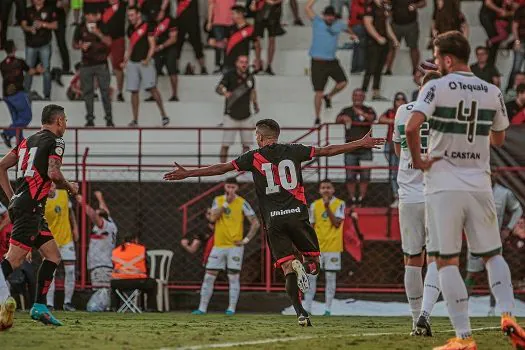 Atlético-GO faz 2 a 0 no Coritiba e vence a primeira no Brasileiro