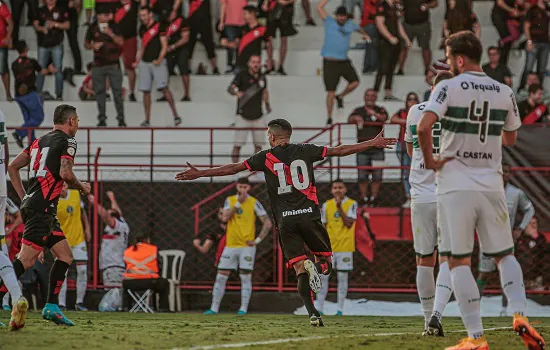 Atlético-GO faz 2 a 0 no Coritiba e vence a primeira no Brasileiro