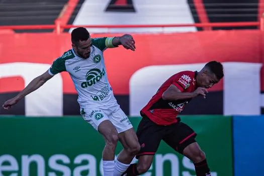 Atlético-GO luta pela permanência contra a já rebaixada Chapecoense