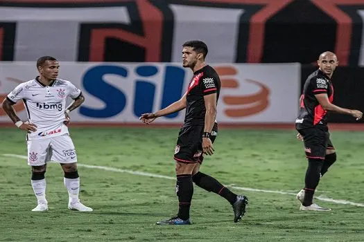 Atlético-GO e Corinthians empatam em jogo fraco em Goiânia