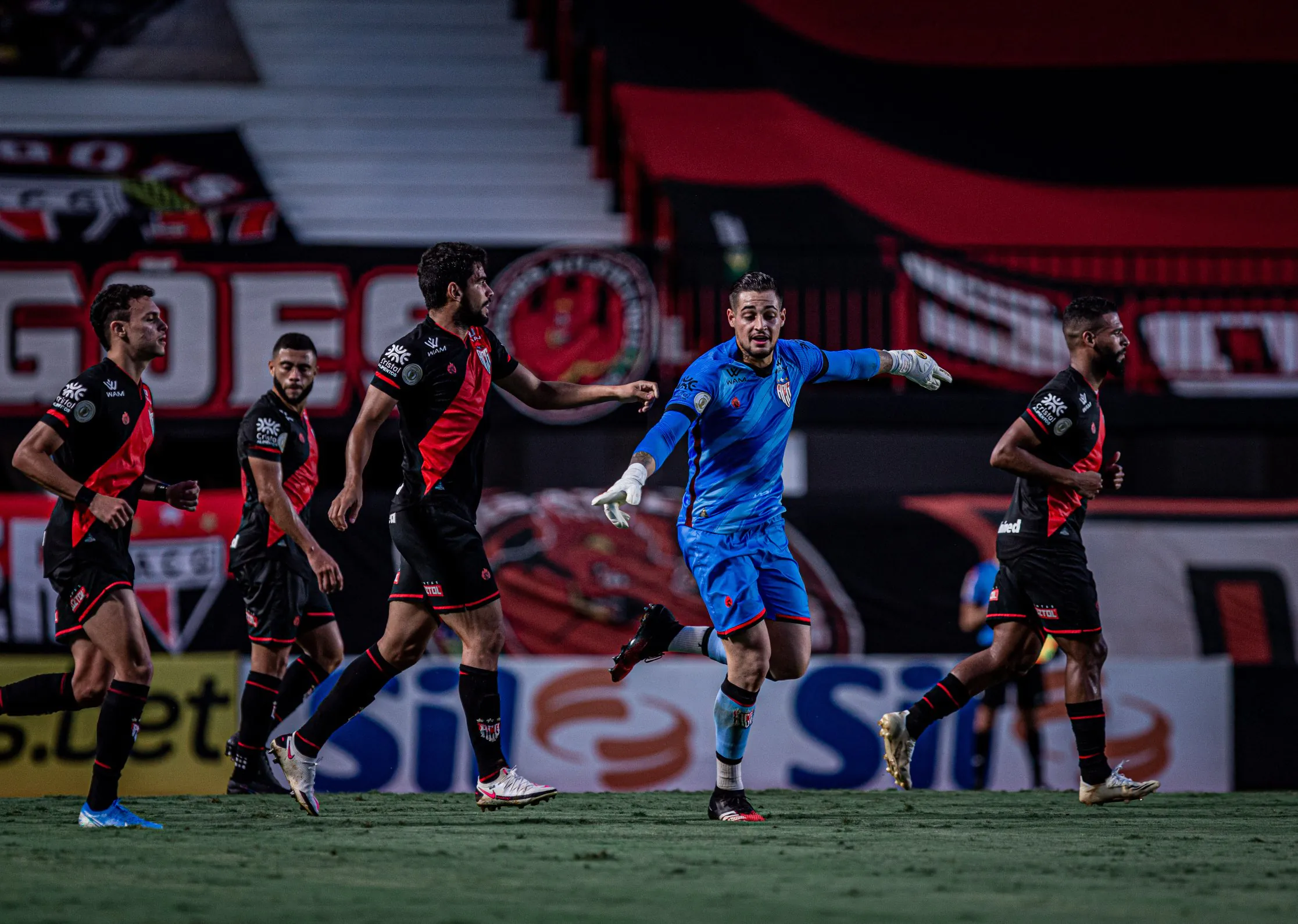 Atlético-GO vence Fortaleza em casa e entra de vez na briga por vaga na Sul-Americana