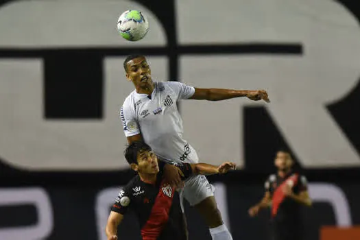 Jogando na Vila Belmiro, Santos perde para Atlético-GO por 1 x 0