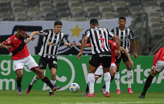 Argentinos marcam e garantem vitória do Atlético-MG sobre o Atlético-GO