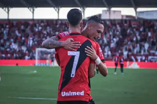 Com um a menos, Atlético-GO vence o CRB na abertura da 2ª rodada da Série B