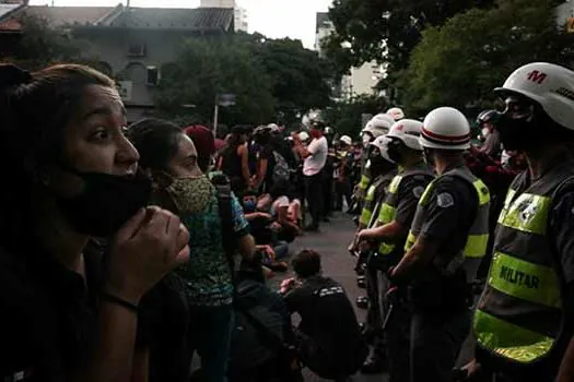 Polícia usa bomba de efeito moral para dispersar manifestantes contra Bolsonaro