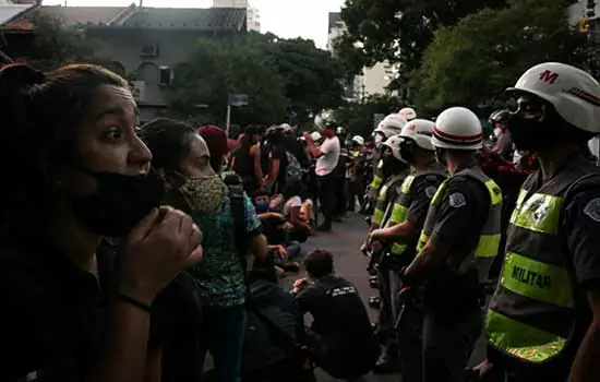 Polícia usa bomba de efeito moral para dispersar manifestantes contra Bolsonaro