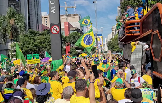 Bolsonaristas pedem impeachment de ministros do STF em ato na capital de SP