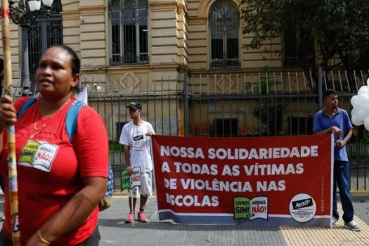 Em ato contra a violência, professores criticam condições de trabalho