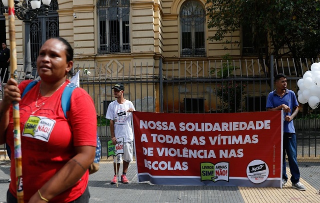 Em ato contra a violência