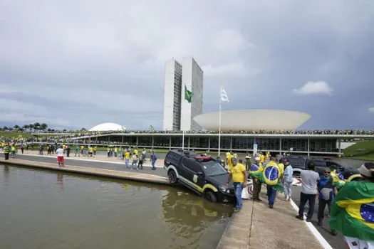 Atos golpistas vão atrasar soluções para economia