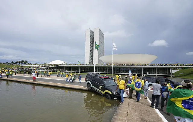 Atos golpistas vão atrasar soluções para economia