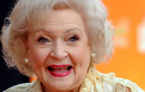 Morre a atriz Betty White aos 99 anos_x000D_