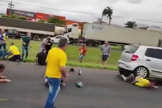 Motorista avança sobre bloqueio e atropela bolsonaristas em rodovia de Mirassol