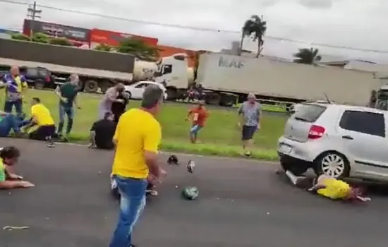 Motorista avança sobre bloqueio e atropela bolsonaristas em rodovia de Mirassol