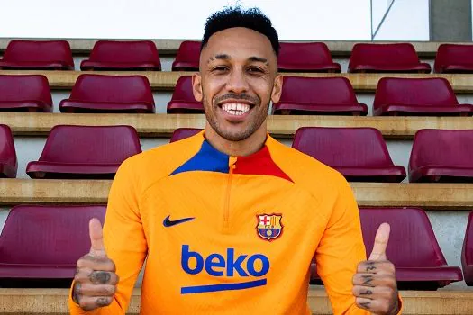 Barcelona anuncia a contratação do atacante gabonês Aubameyang até junho de 2025