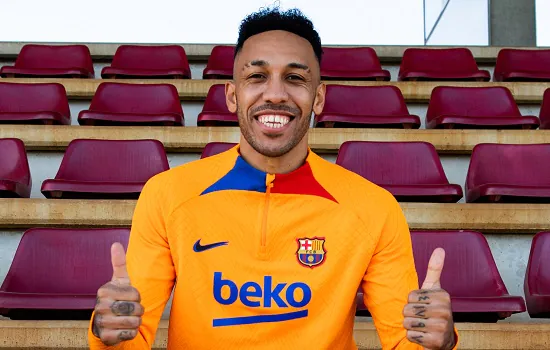 Barcelona anuncia a contratação do atacante gabonês Aubameyang até junho de 2025