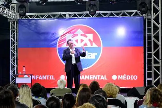 Em palestra no Colégio Singular, o escritor Augusto Cury aborda as emoções no pós-pandemia