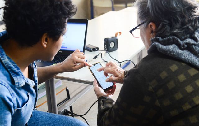 Oficina de inclusão digital introduz novas tecnologias para idosos em São Bernardo