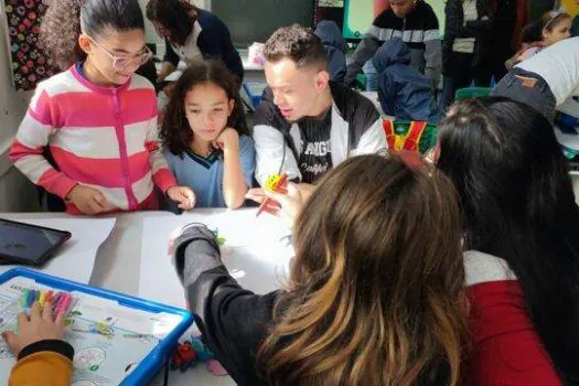 Familiares de alunos da rede municipal de Santo André participam de aulas de robótica