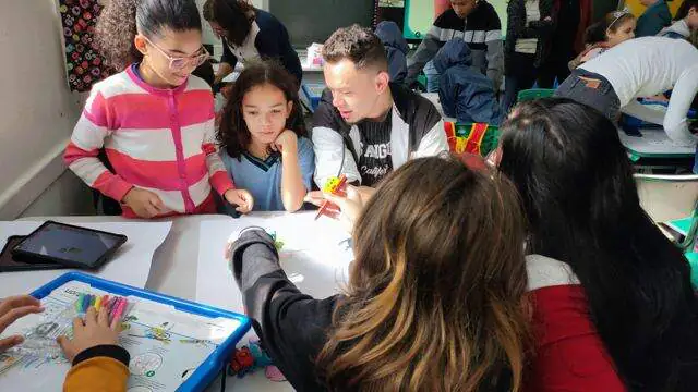 Familiares de alunos da rede municipal de Santo André participam de aulas de robótica