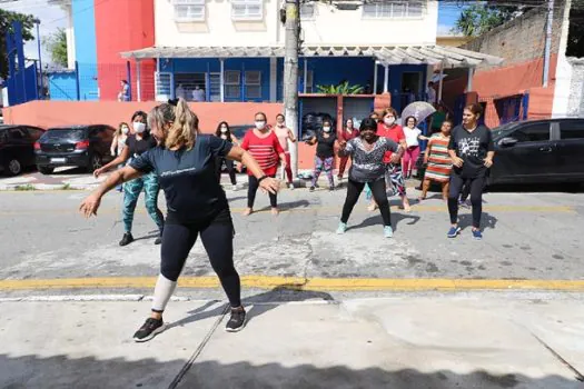 Aula de FitDance agita moradores da Vila Nogueira