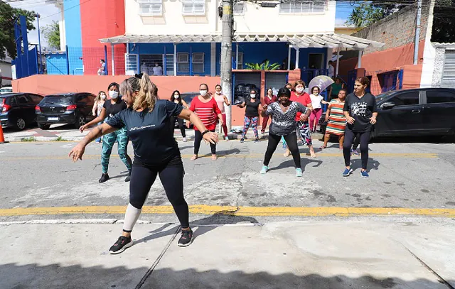 Aula de FitDance agita moradores da Vila Nogueira