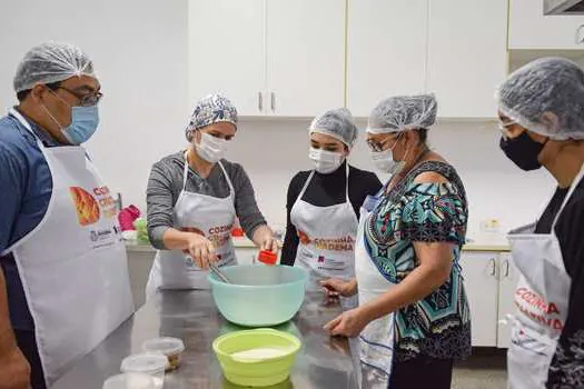 Formandos do Projeto Cozinha Criativa recebem certificados