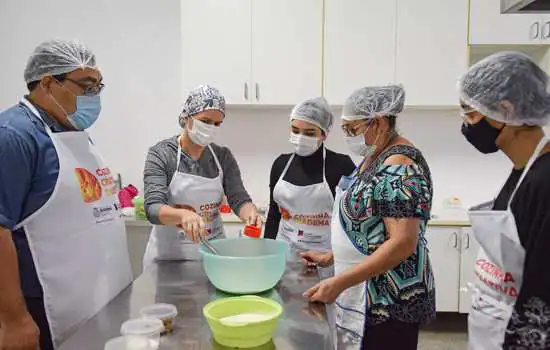 Formandos do Projeto Cozinha Criativa recebem certificados