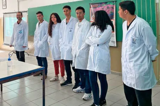 Alunos de Etec levam aulas práticas de química ao Ensino Fundamental