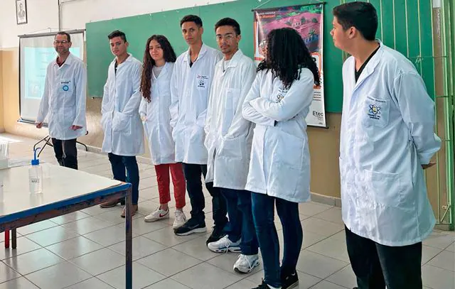 Alunos de Etec levam aulas práticas de química ao Ensino Fundamental