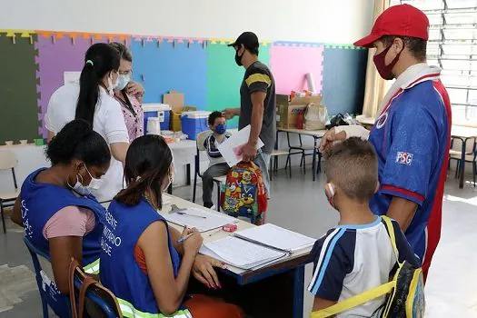 Vacinação contra covid nas escolas intensifica com volta às aulas presenciais em Diadema