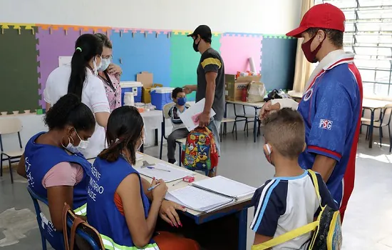 Vacinação contra covid nas escolas intensifica com volta às aulas presenciais em Diadema