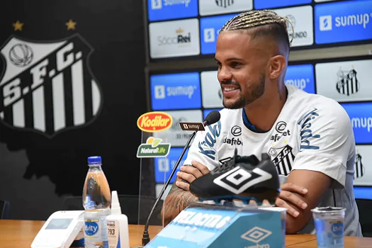 Auro cita DNA ofensivo como predominante para acerto com Santos: “Me identifico”