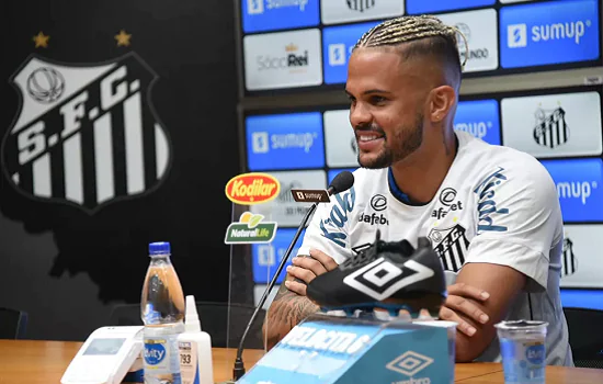 Auro cita DNA ofensivo como predominante para acerto com Santos: “Me identifico”