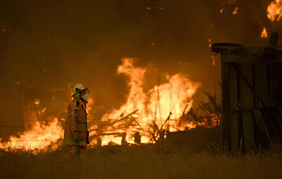 Número de mortos em incêndios na Austrália sobe para 27