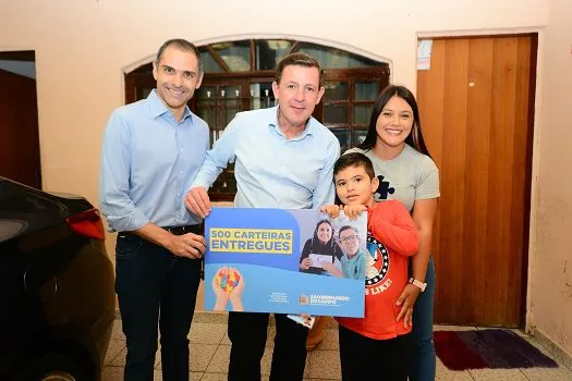 Prefeito Orlando Morando entrega 500ª carteira de identificação da pessoa com autismo