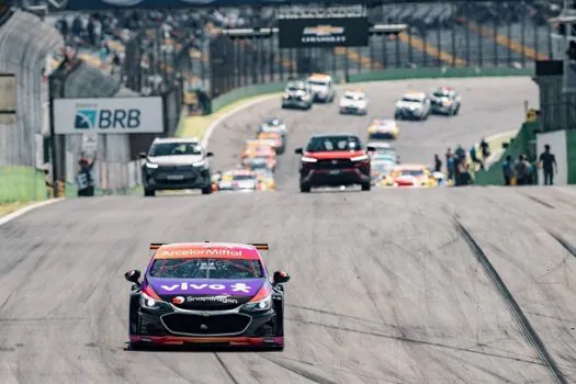 Fãs compartilham experiências com pilotos na Stock Car em Cascavel_x000D__x000D_